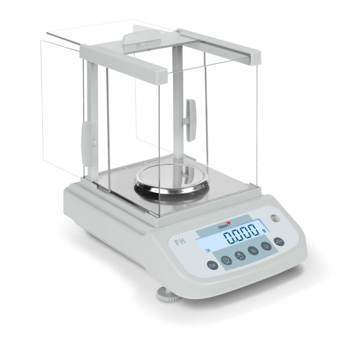 Laboratory balance with windshield to avoid air flow interference in the weighing pan area